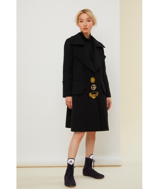 Brooch-embellished longline virgin wool coat Voir les baskets