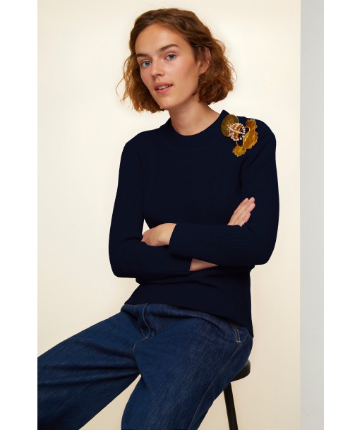 Merino wool jumper with brass and pearl brooches Véritable concentré